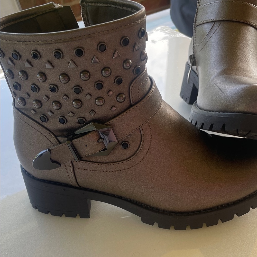 Janessa Studded Ankle Boots Size 39 Bronze Metallic Lug Sole KL-332 ✨